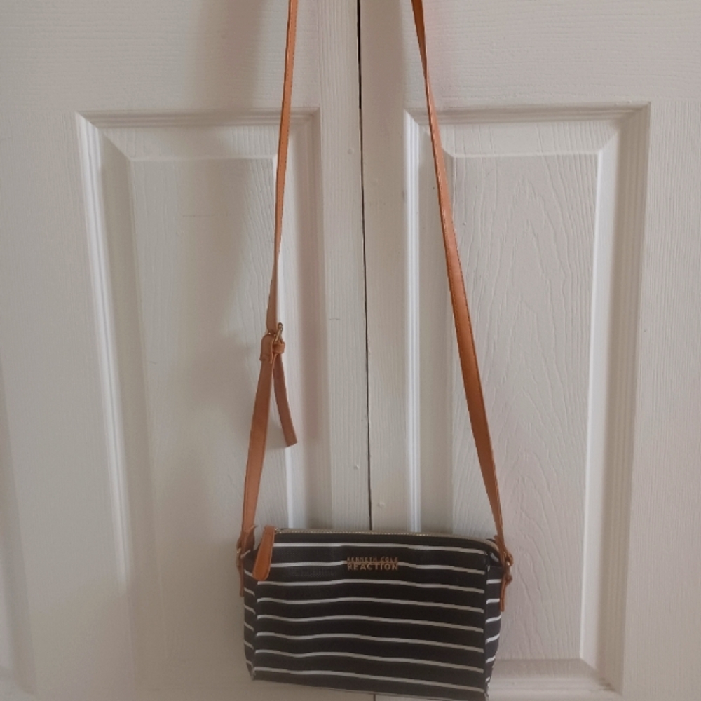 Kenneth Cole Crossbody EUC      9 X 7 Vegan Leather